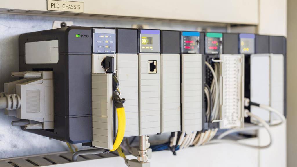 نقش PLC در اتوماسیون صنعتی: مغز متفکر کارخانه‌های هوشمند